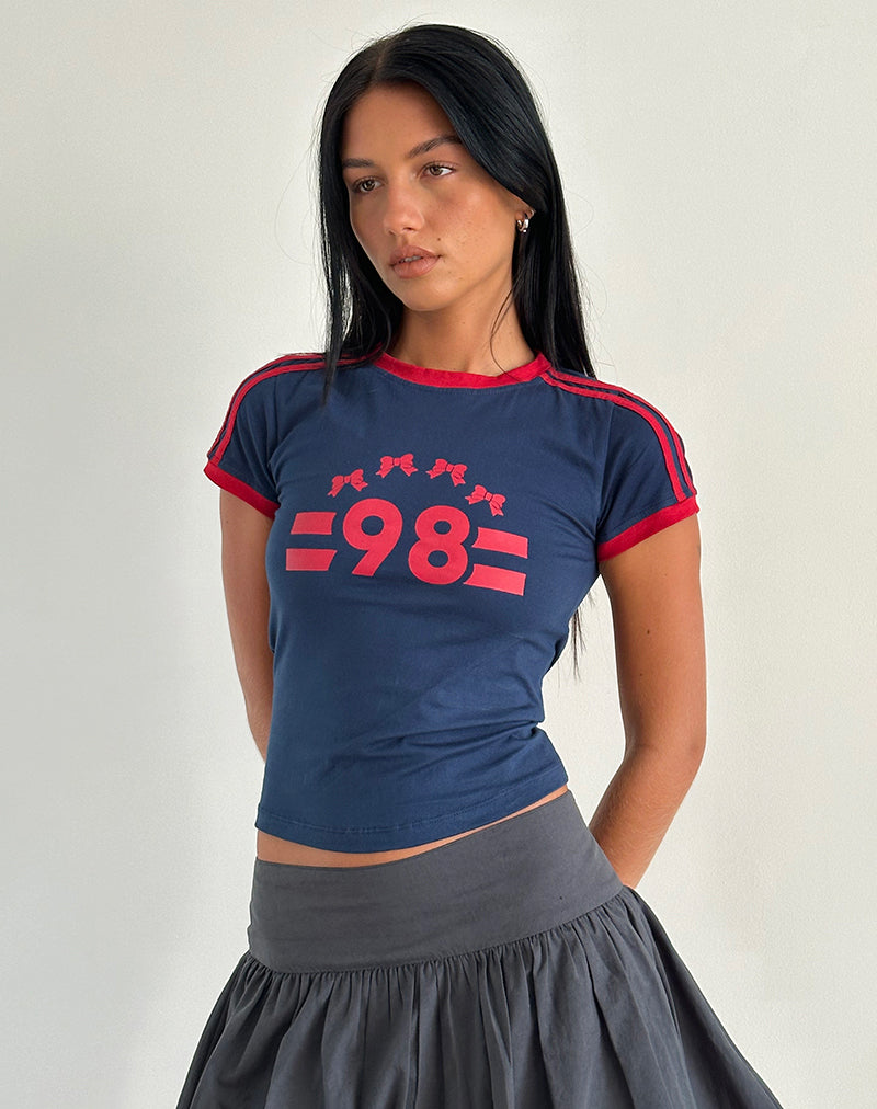 imagen de la camiseta Salda Tee en azul marino con ribetes en rojo Adrenaline y emblema "98