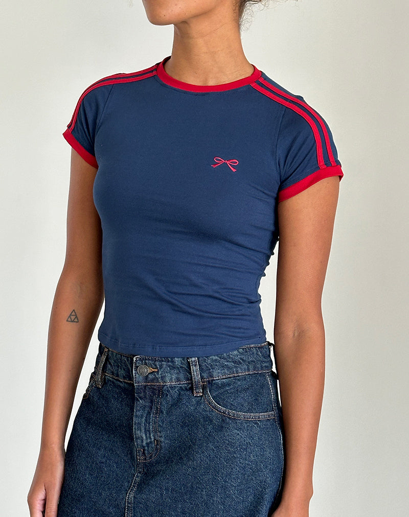 Camiseta Salda en azul marino con ribete y logotipo en rojo Adrenaline