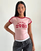imagen de la camiseta Salda Tee en rosa dama con ribetes en rojo adrenalina y emblema "98