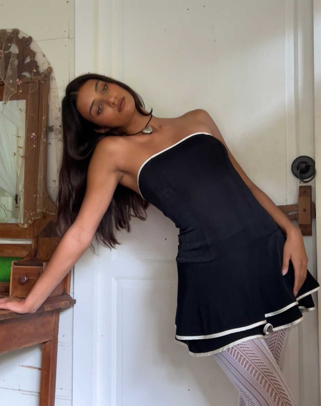 Minivestido Samira Bandeau en negro con ribete marfil