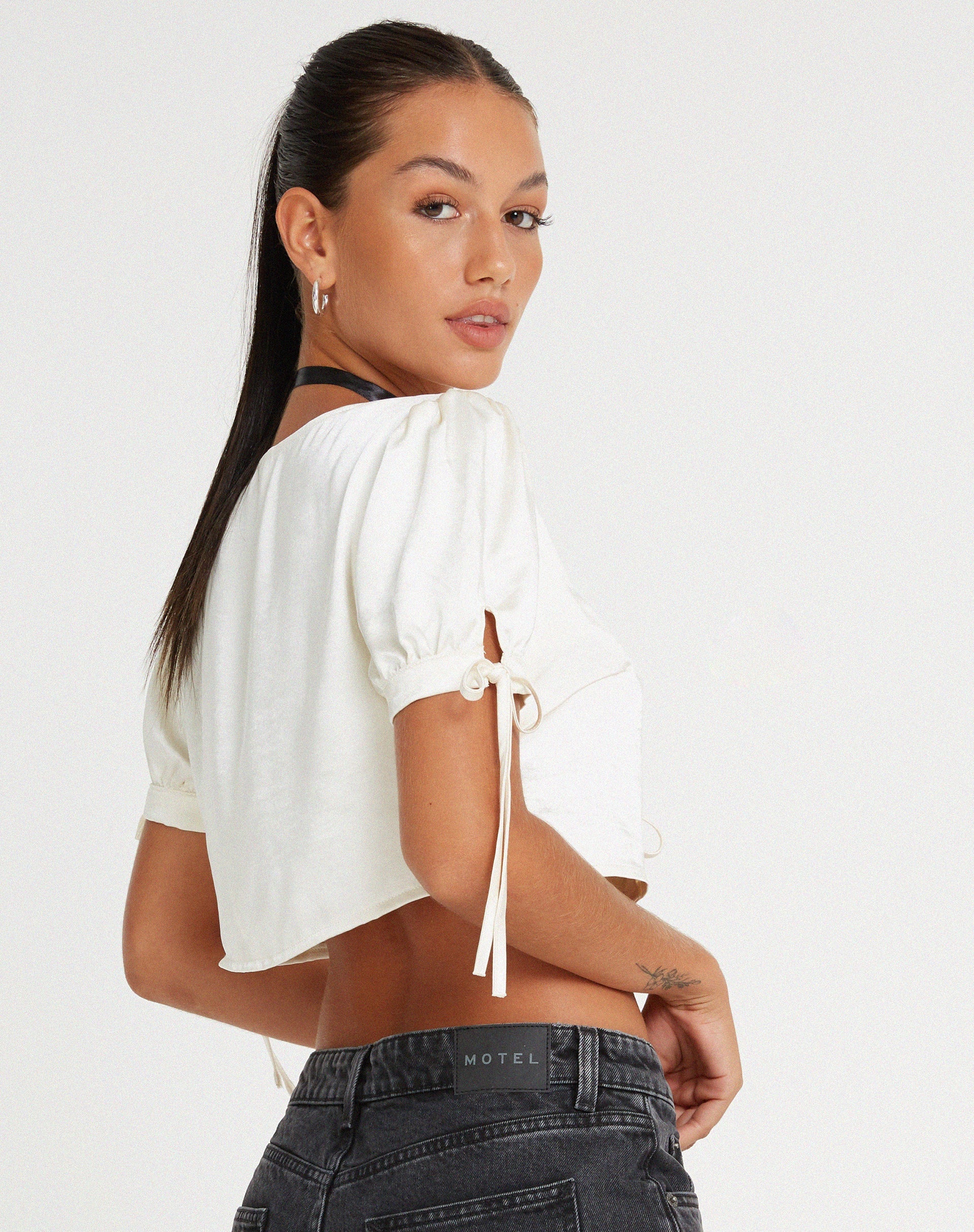Imagen de Sanura Tie Up Crop Top en Satén Marfil
