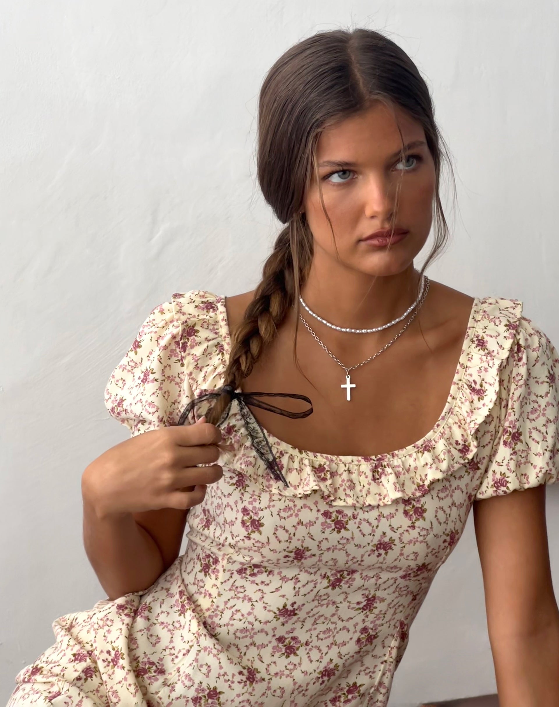 Imagen del minivestido Sasyana en cadena de flores Crema