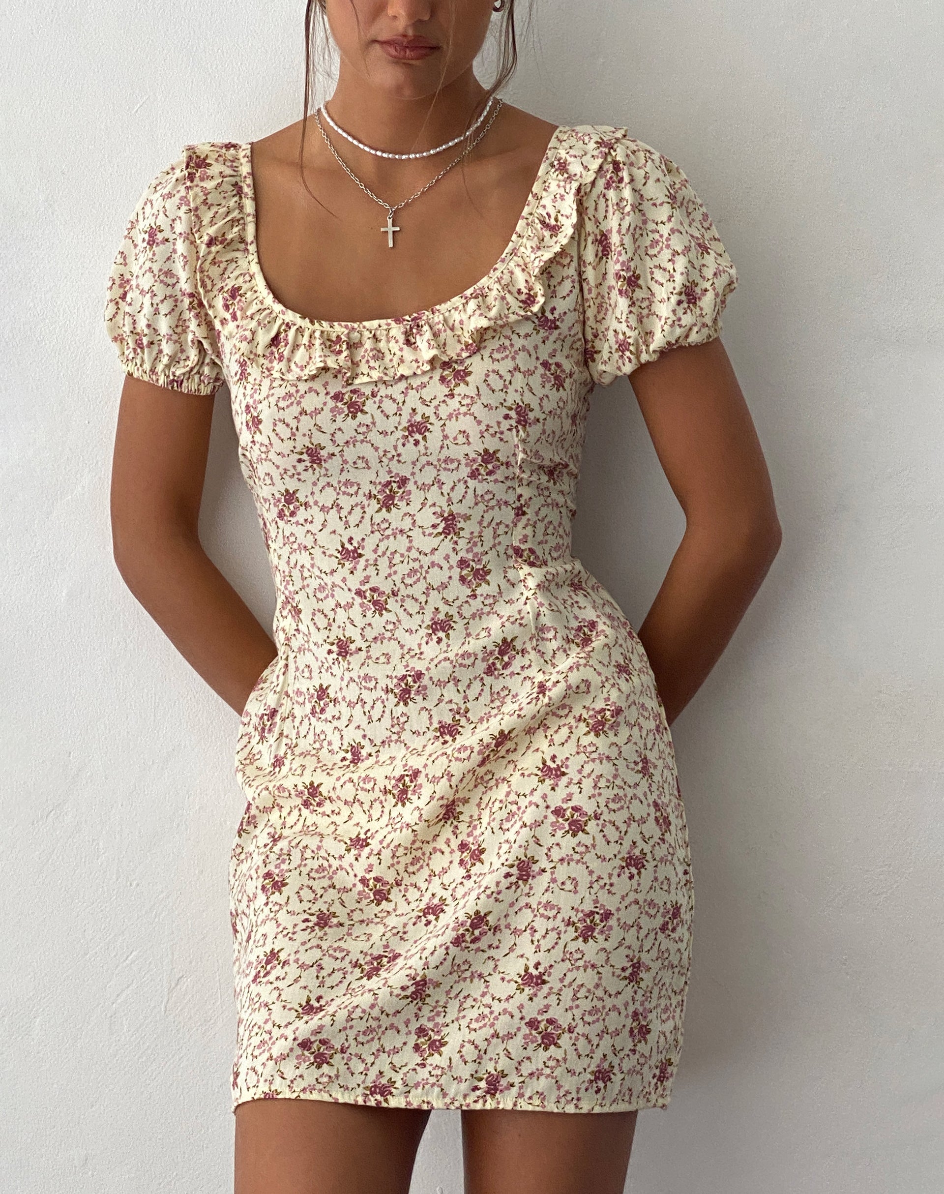 Imagen del minivestido Sasyana en cadena de flores Crema
