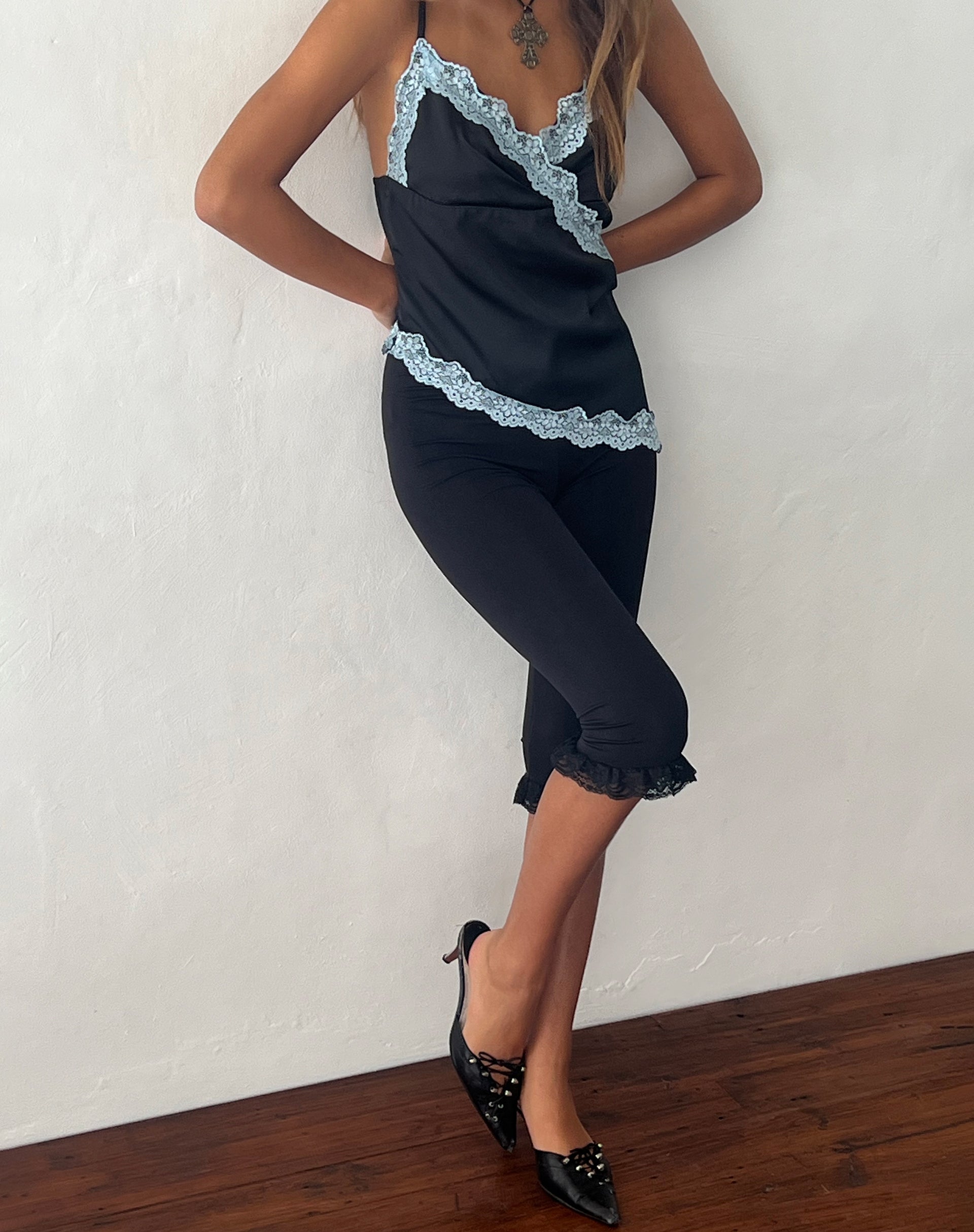 imagen de Satima Cami Top en negro con encaje azul