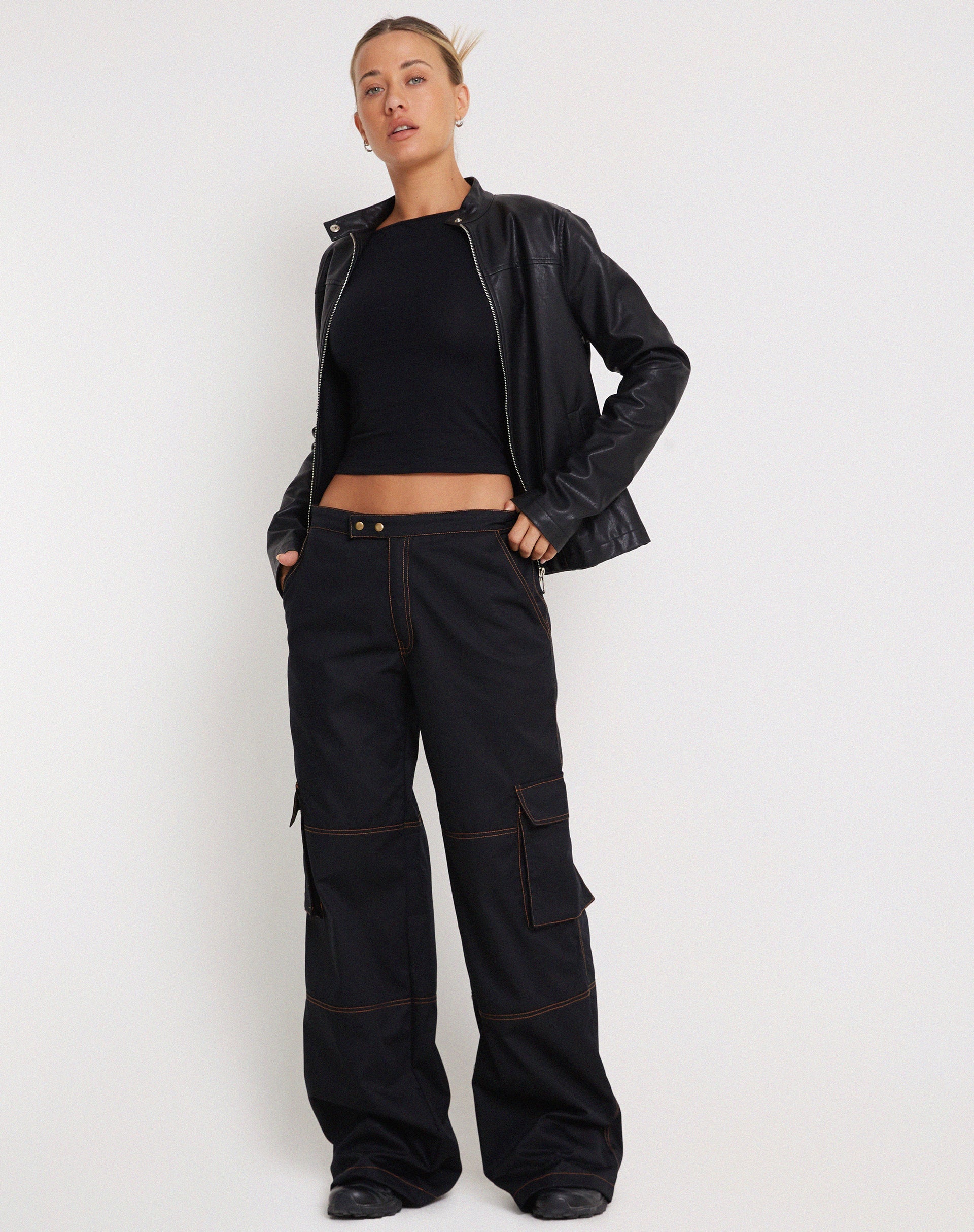 Imagen de Saul Wide Leg Cargo Trouser en negro con costuras naranjas