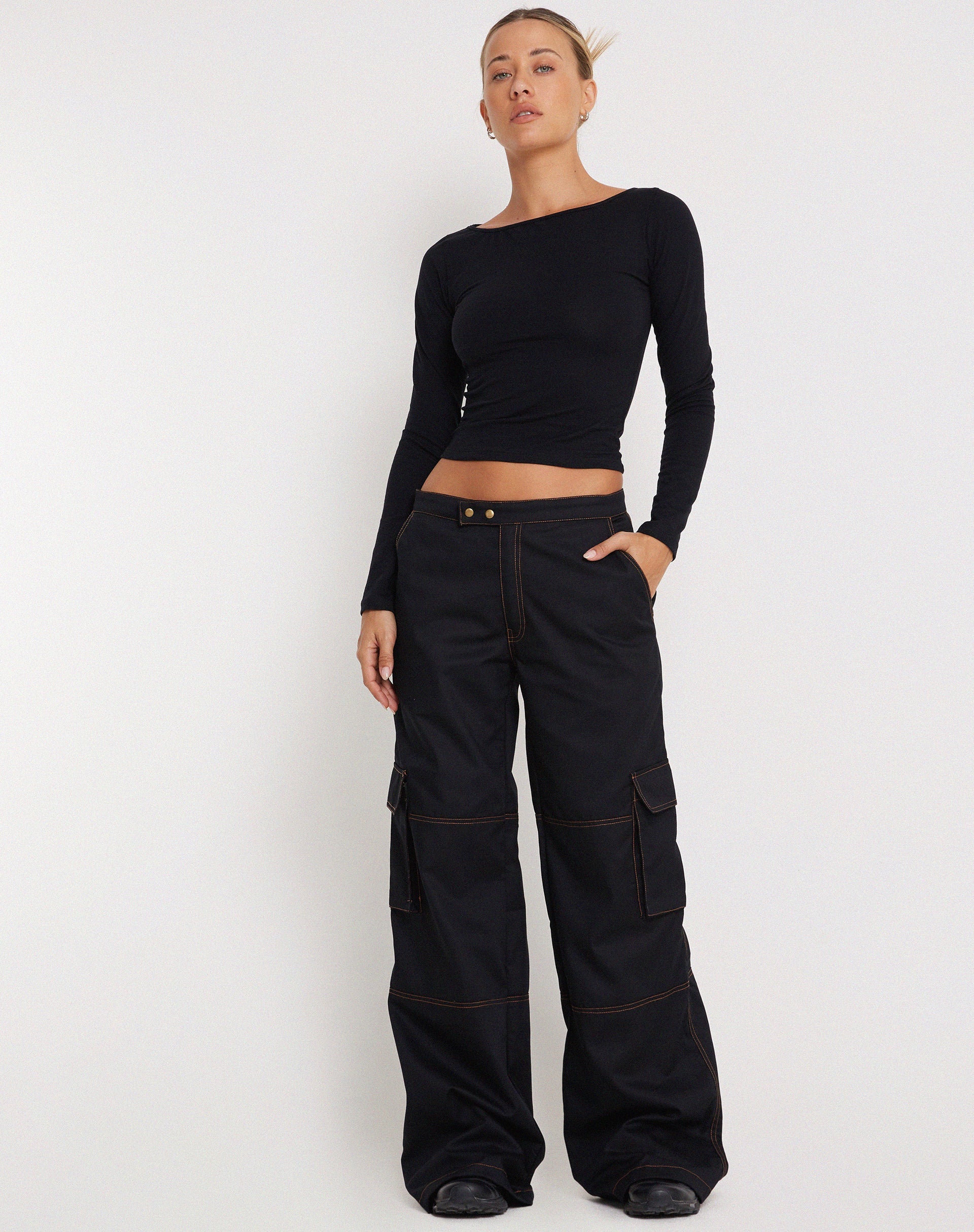 Imagen de Saul Wide Leg Cargo Trouser en negro con costuras naranjas