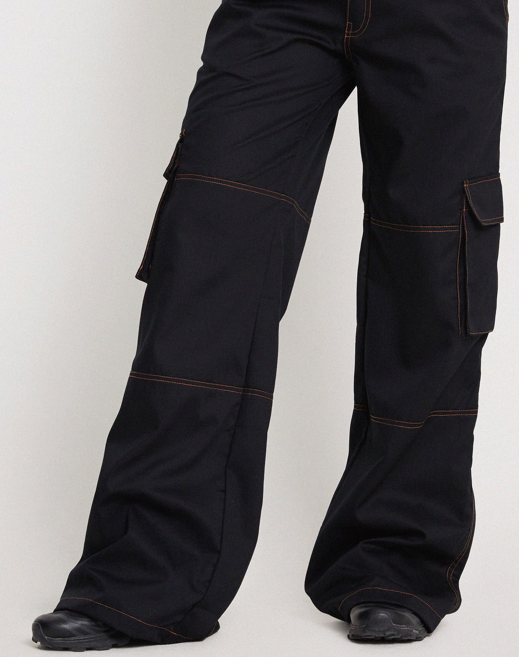 Pantalón cargo Saul de pata ancha en negro con costuras naranjas