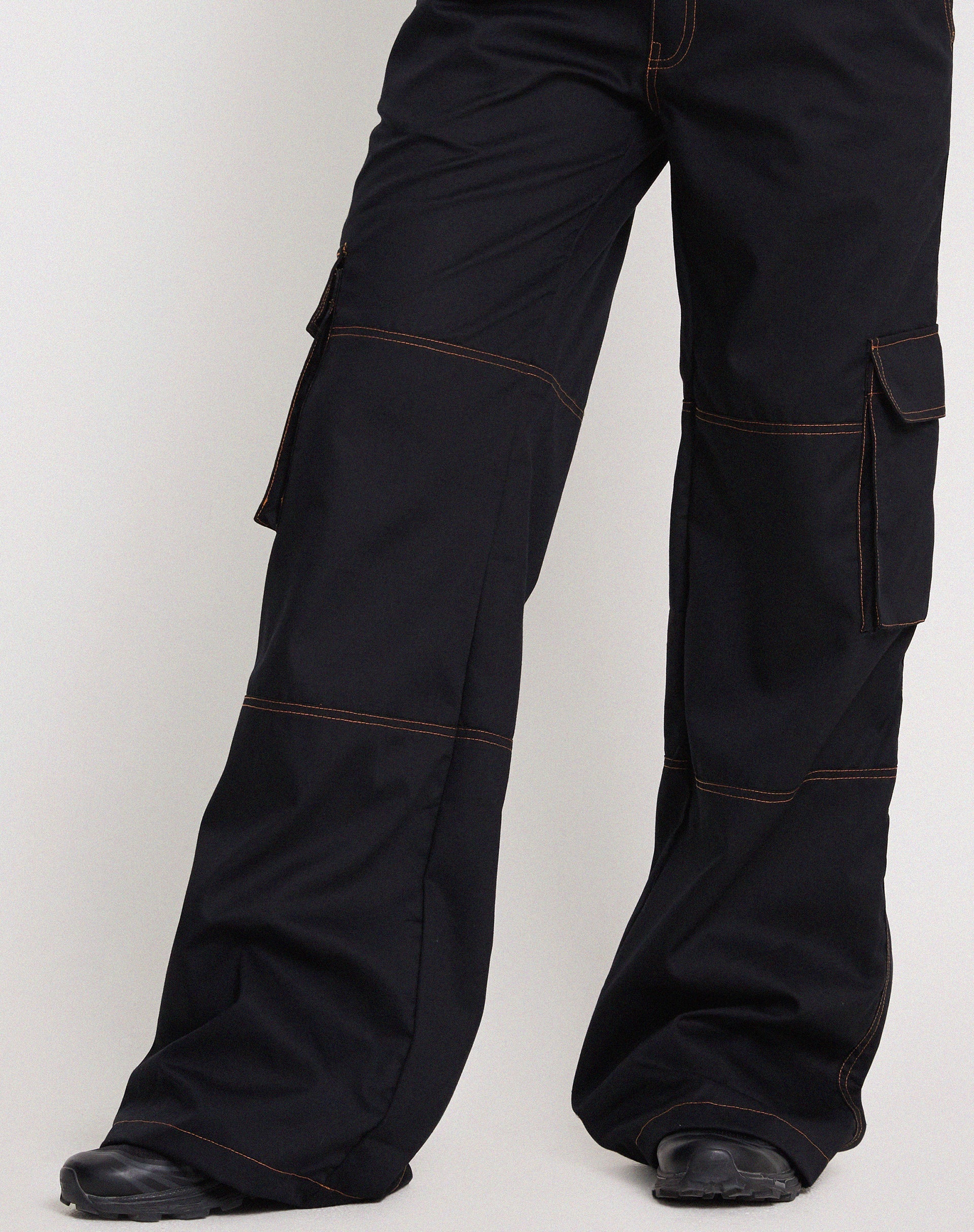 Imagen de Saul Wide Leg Cargo Trouser en negro con costuras naranjas