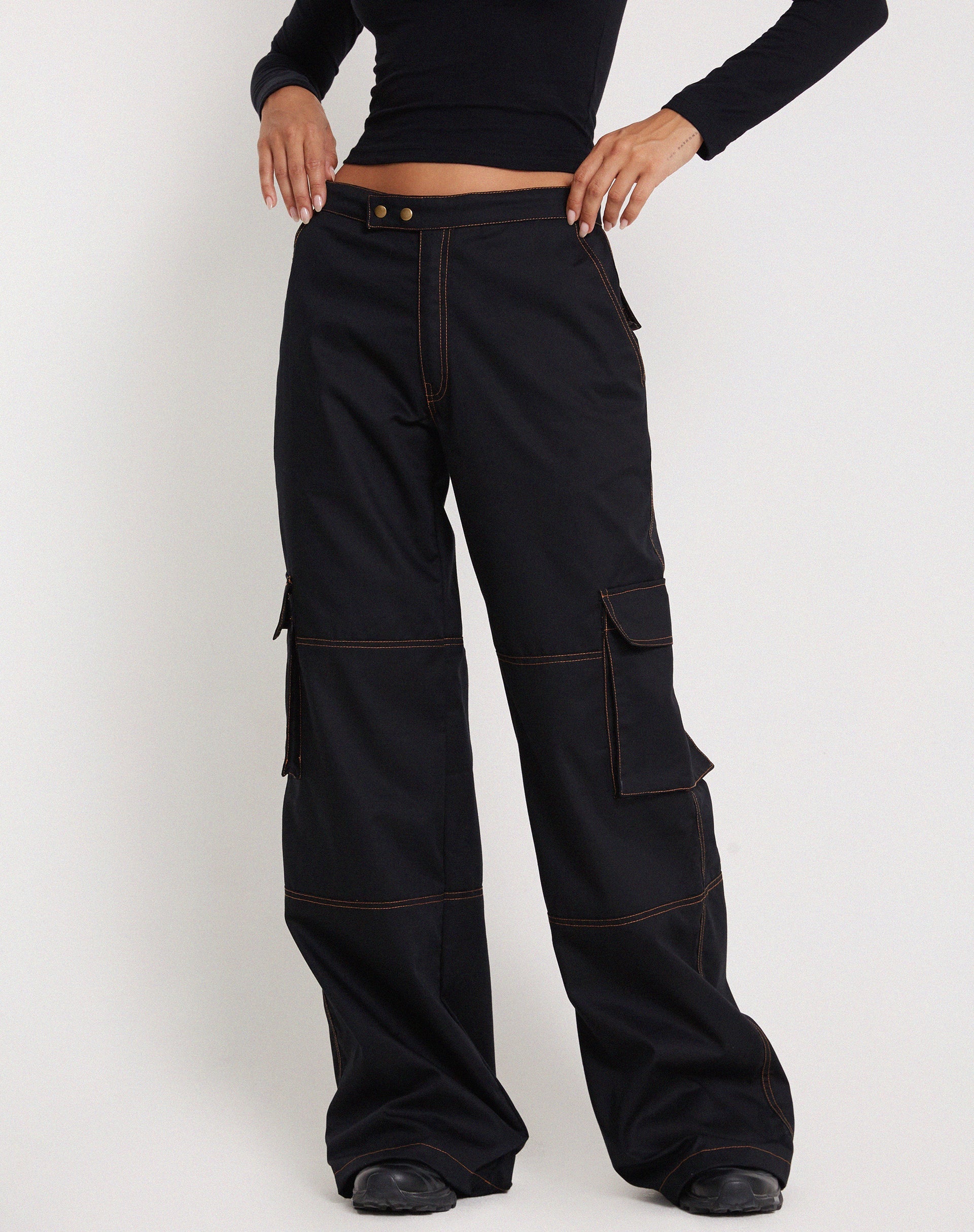 Imagen de Saul Wide Leg Cargo Trouser en negro con costuras naranjas