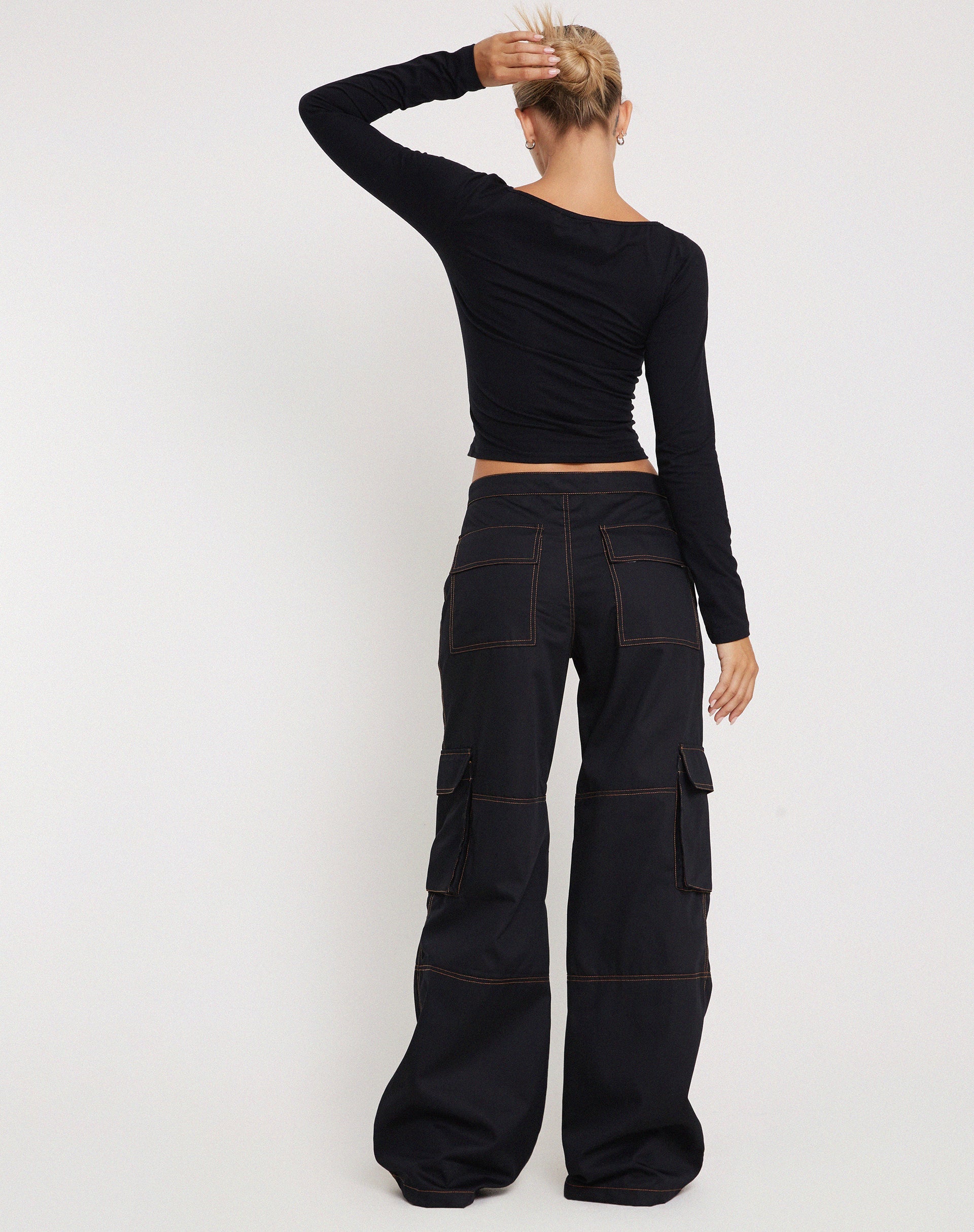 Imagen de Saul Wide Leg Cargo Trouser en negro con costuras naranjas