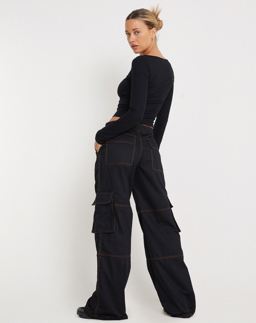 Pantalón cargo Saul de pata ancha en negro con costuras naranjas
