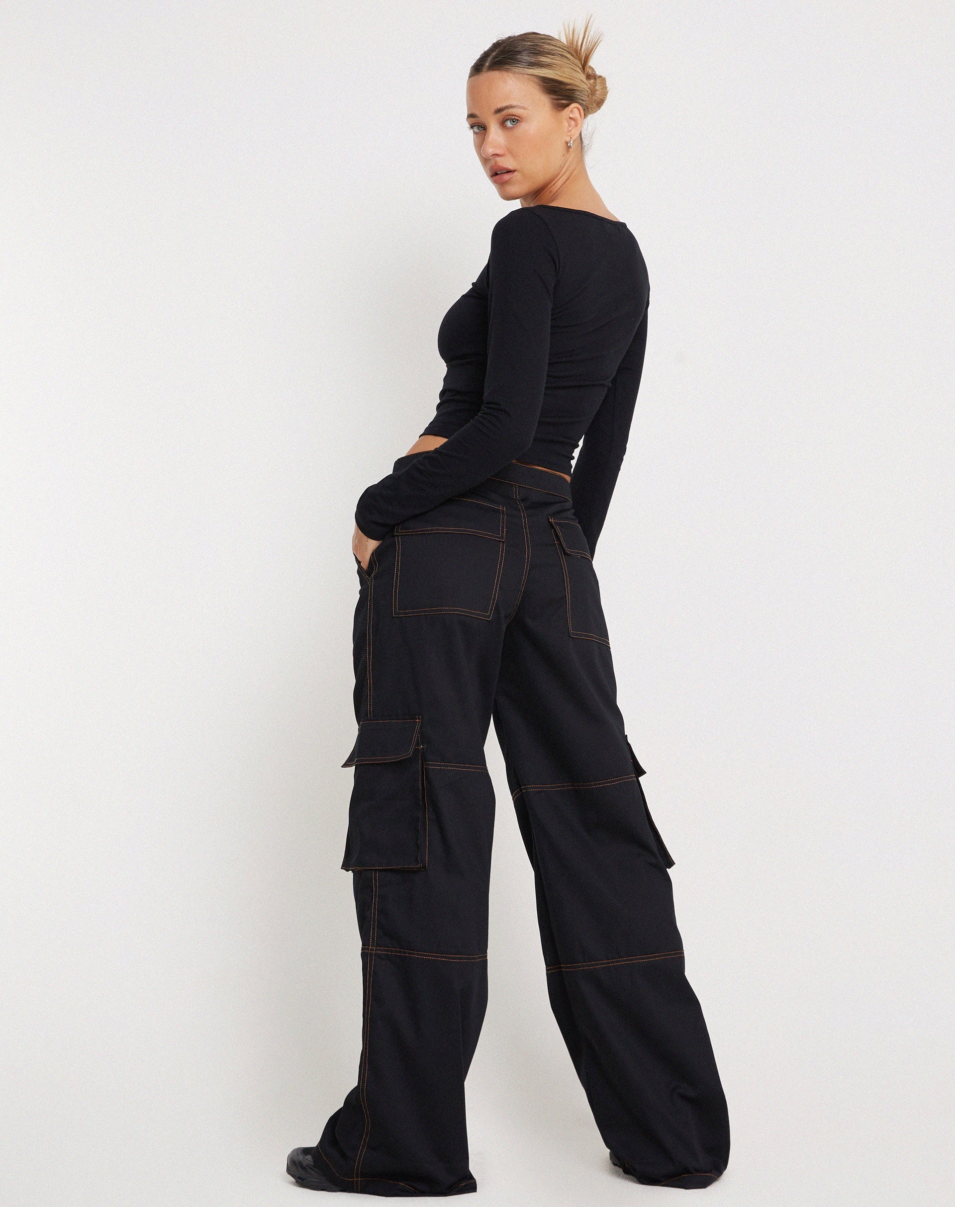 Imagen de Saul Wide Leg Cargo Trouser en negro con costuras naranjas