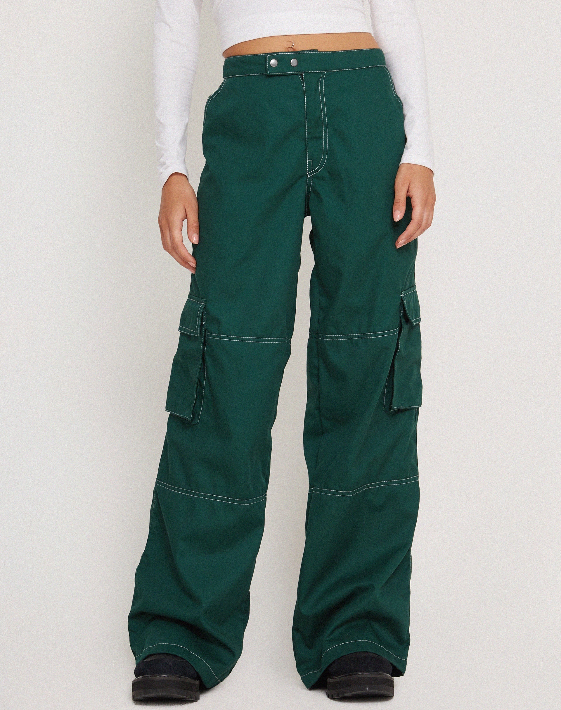 Image of Saul Pantalón Cargo Verde Botella con Pespuntes Blancos