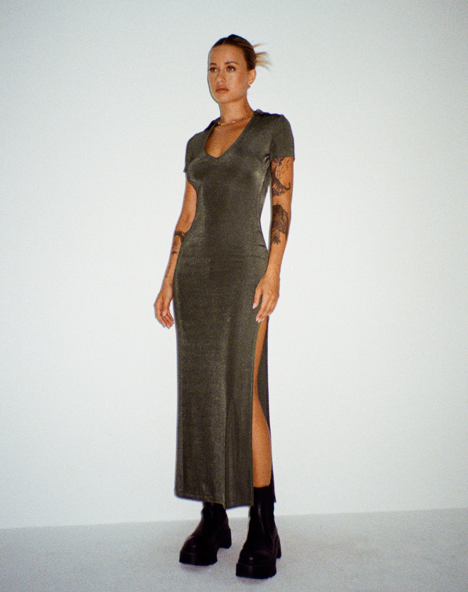 IMAGEN DEL Maxi Vestido Savita en Oliva Oscuro