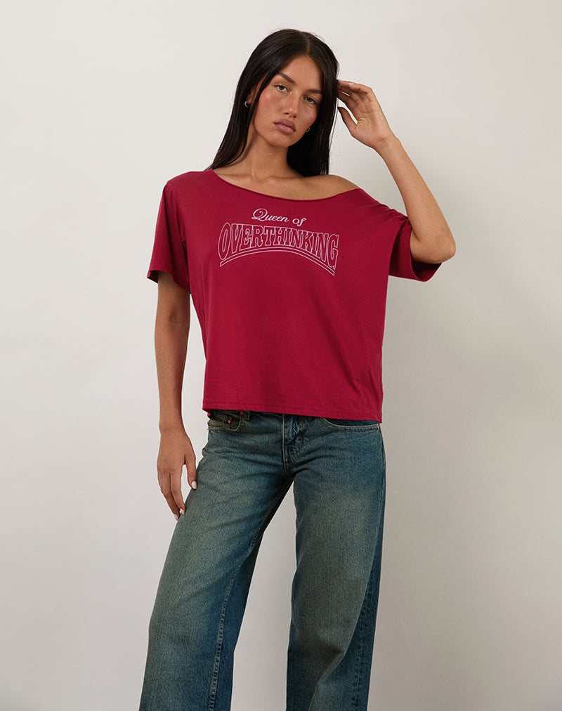Camiseta Scottie Slouchy Tee en rojo adrenalina con gráfico Overthinking