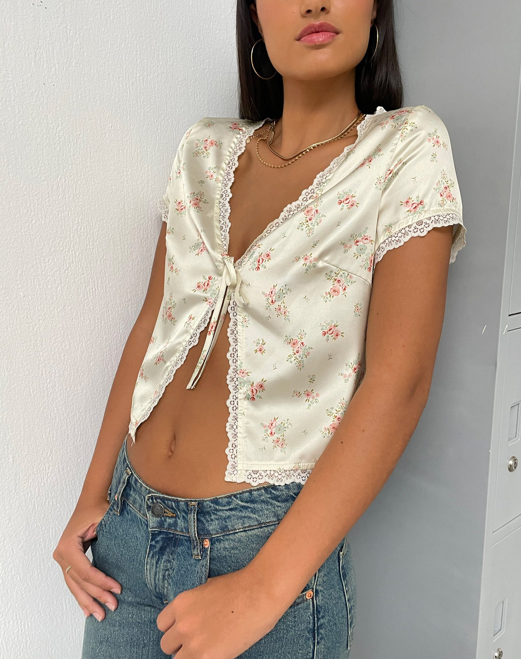 Selene Tie Front Top en Satén Vintage Rose Garland