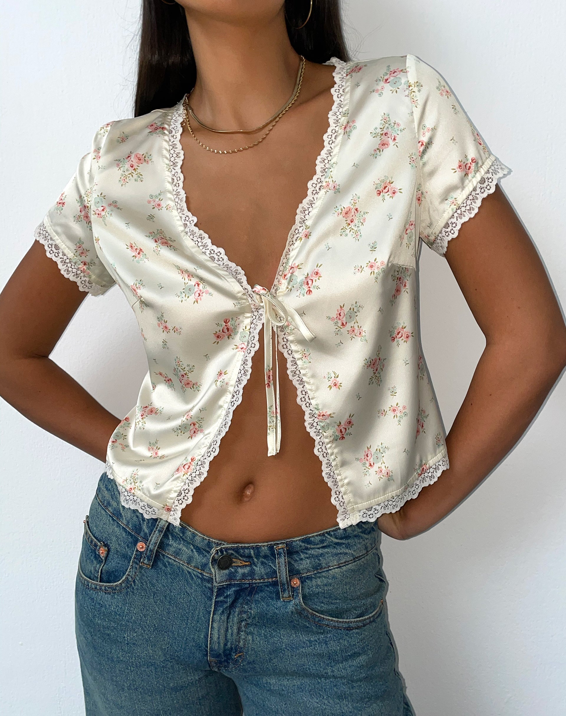 Imagen de Selene Tie Front Top in Satin Vintage Rose Garland