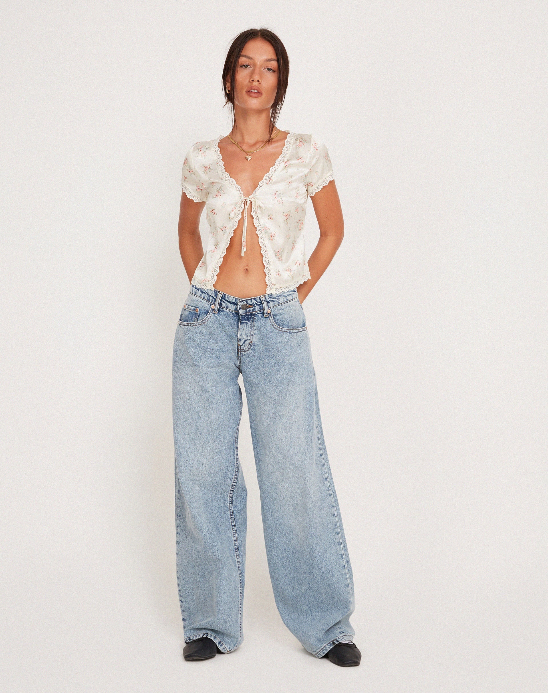 Imagen de Selene Tie Front Top in Satin Vintage Rose Garland