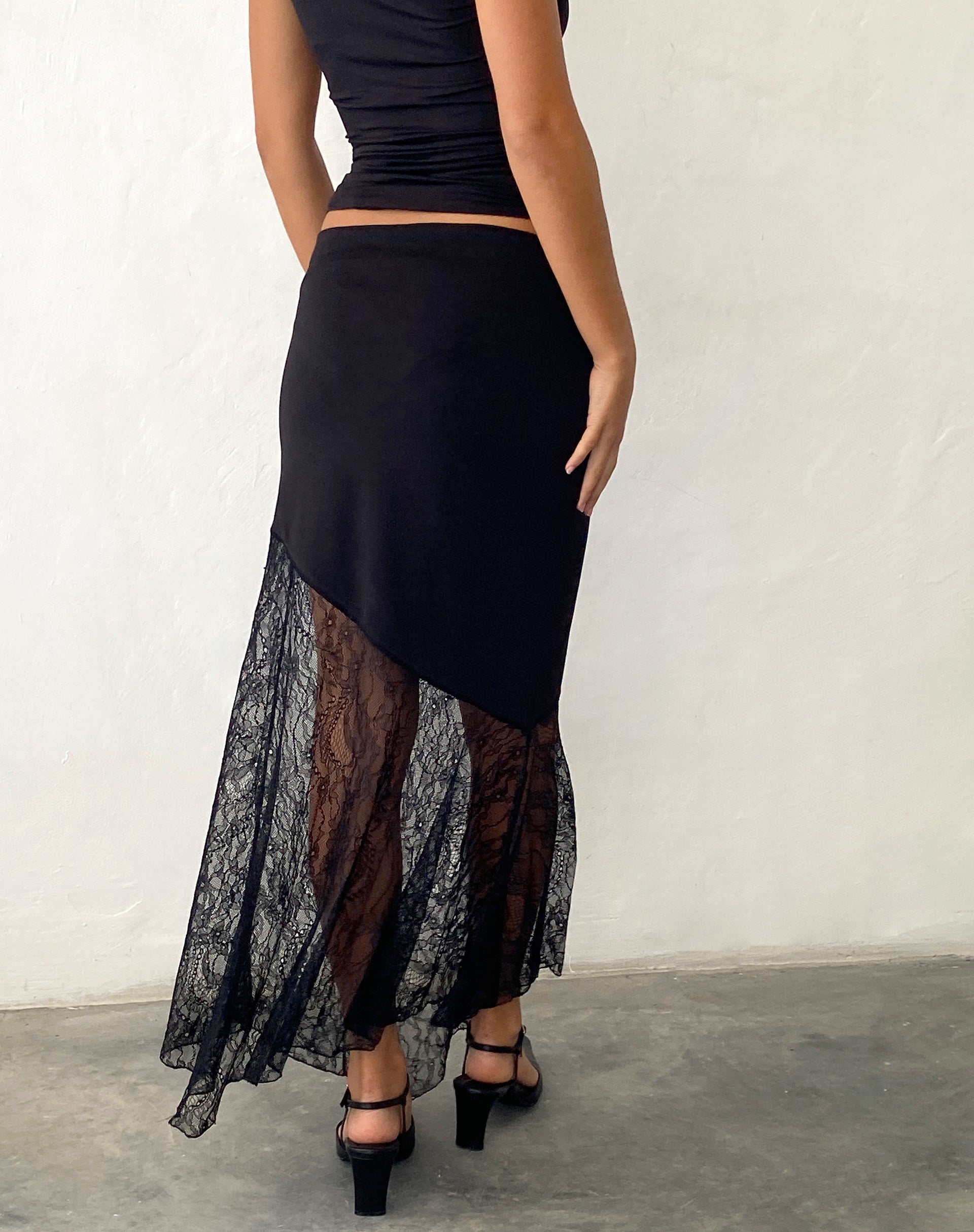 Imagen de Seraphina Maxi Falda Asimétrica con Dobladillo de Encaje en Negro
