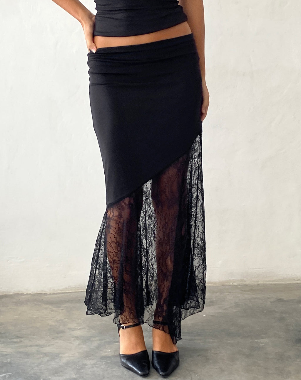 Maxifalda asimétrica con dobladillo de encaje Seraphina en negro