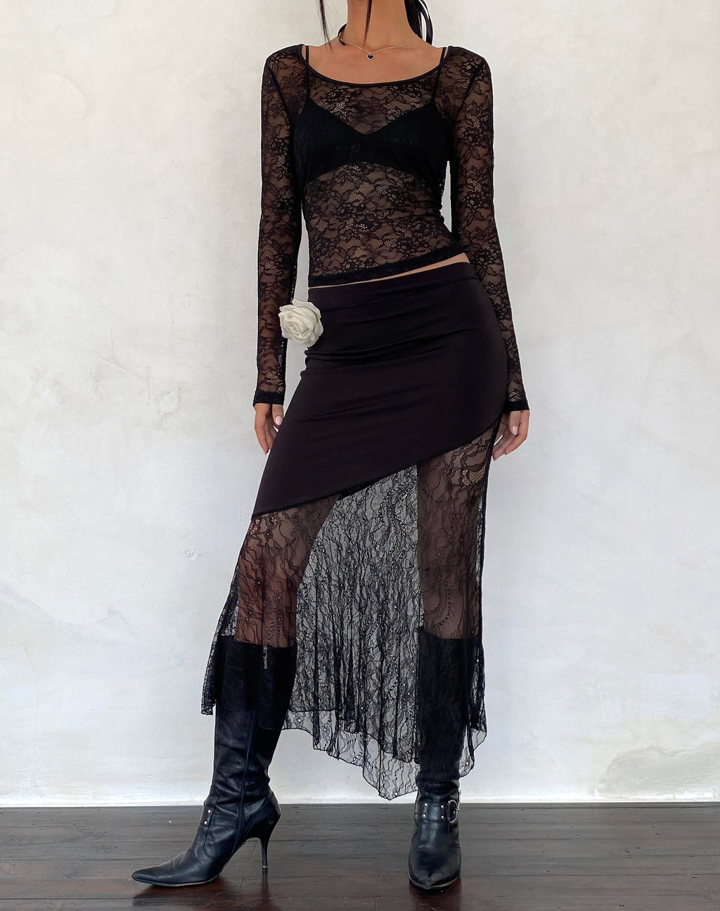 Maxifalda asimétrica con dobladillo de encaje Seraphina en negro