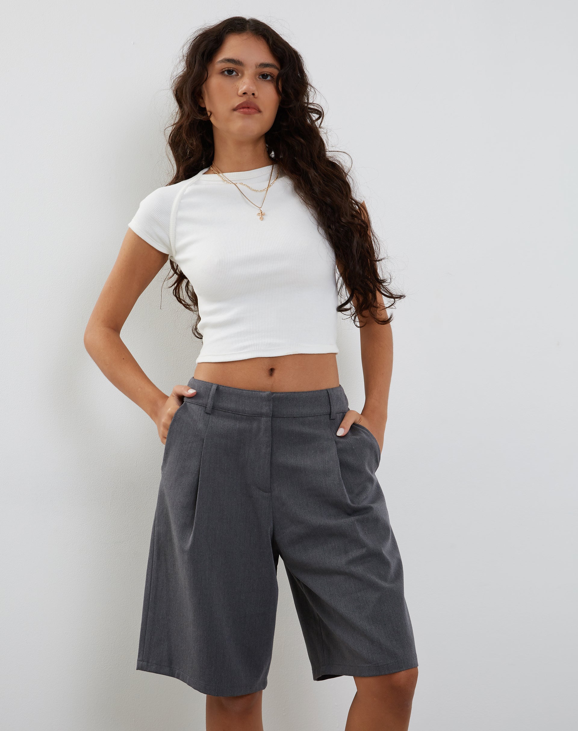 Imagen de Setya Long Line Tailored Shorts en Charcoal