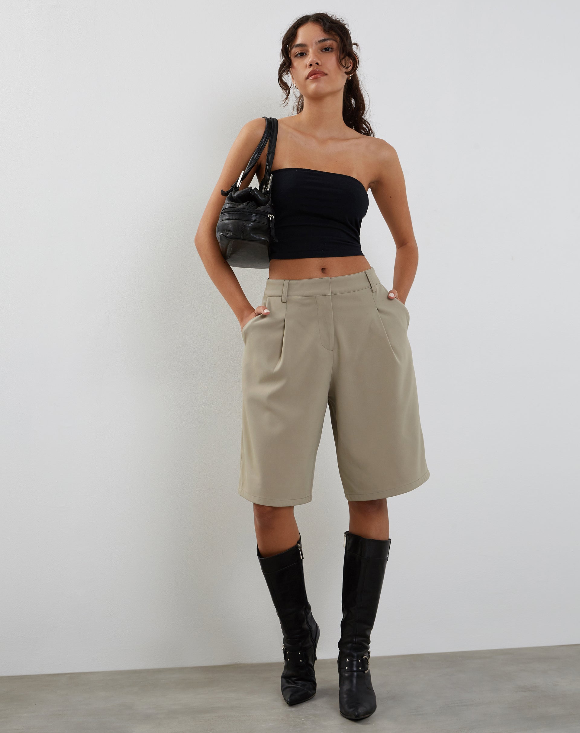 Imagen de Setya Long Line Tailored Shorts en Topo