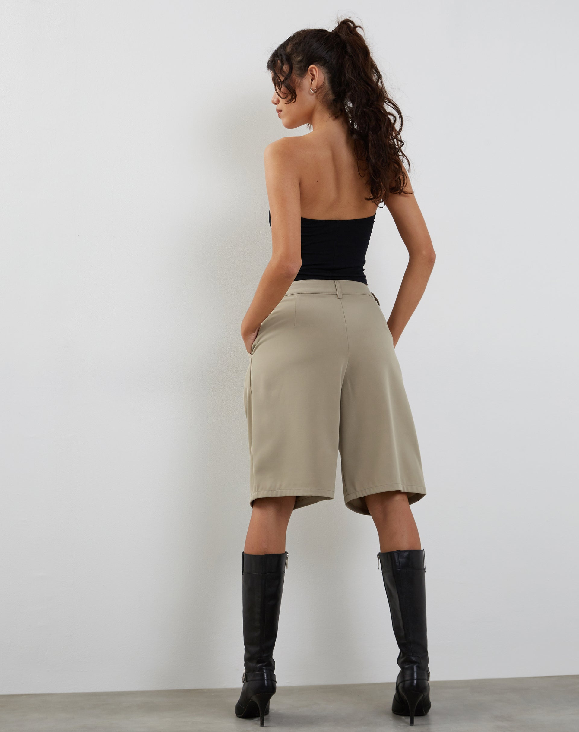 Imagen de Setya Long Line Tailored Shorts en Topo