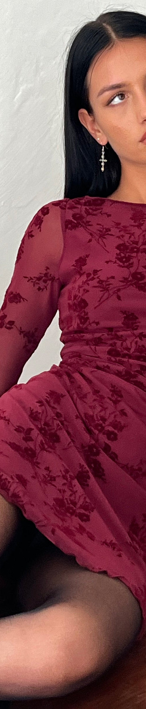 Imagen de Sevila Minivestido de manga larga con estampado de flores botánicas Granate