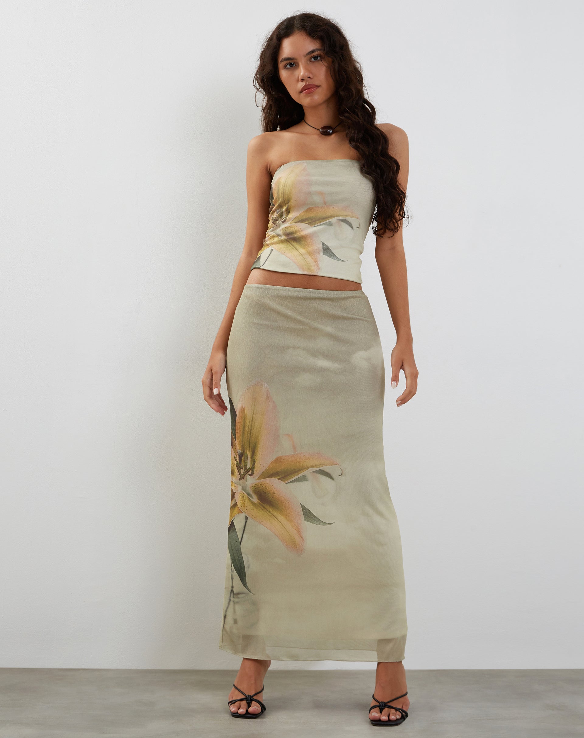 Imagen de Shae Bandeau Top en estampado de lirios amarillos