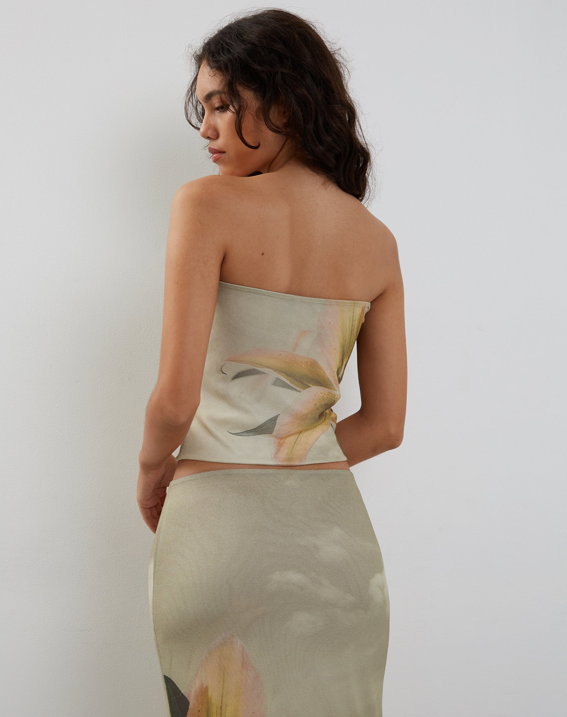 Imagen de Shae Bandeau Top en estampado de lirios amarillos