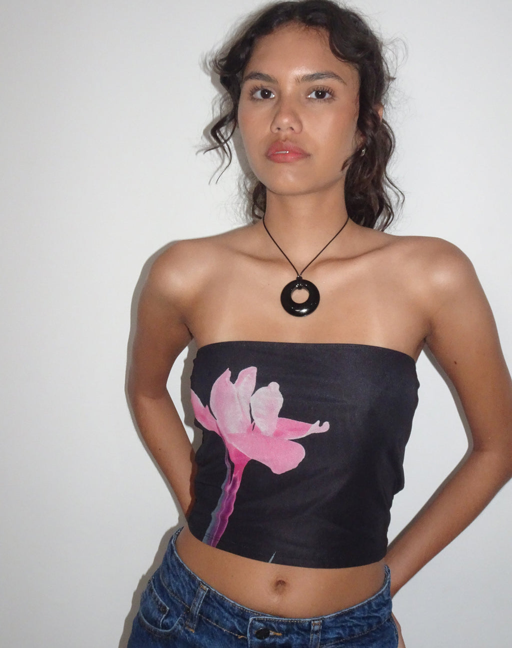 Shae Bandeau Top Negro con Flor Rosa