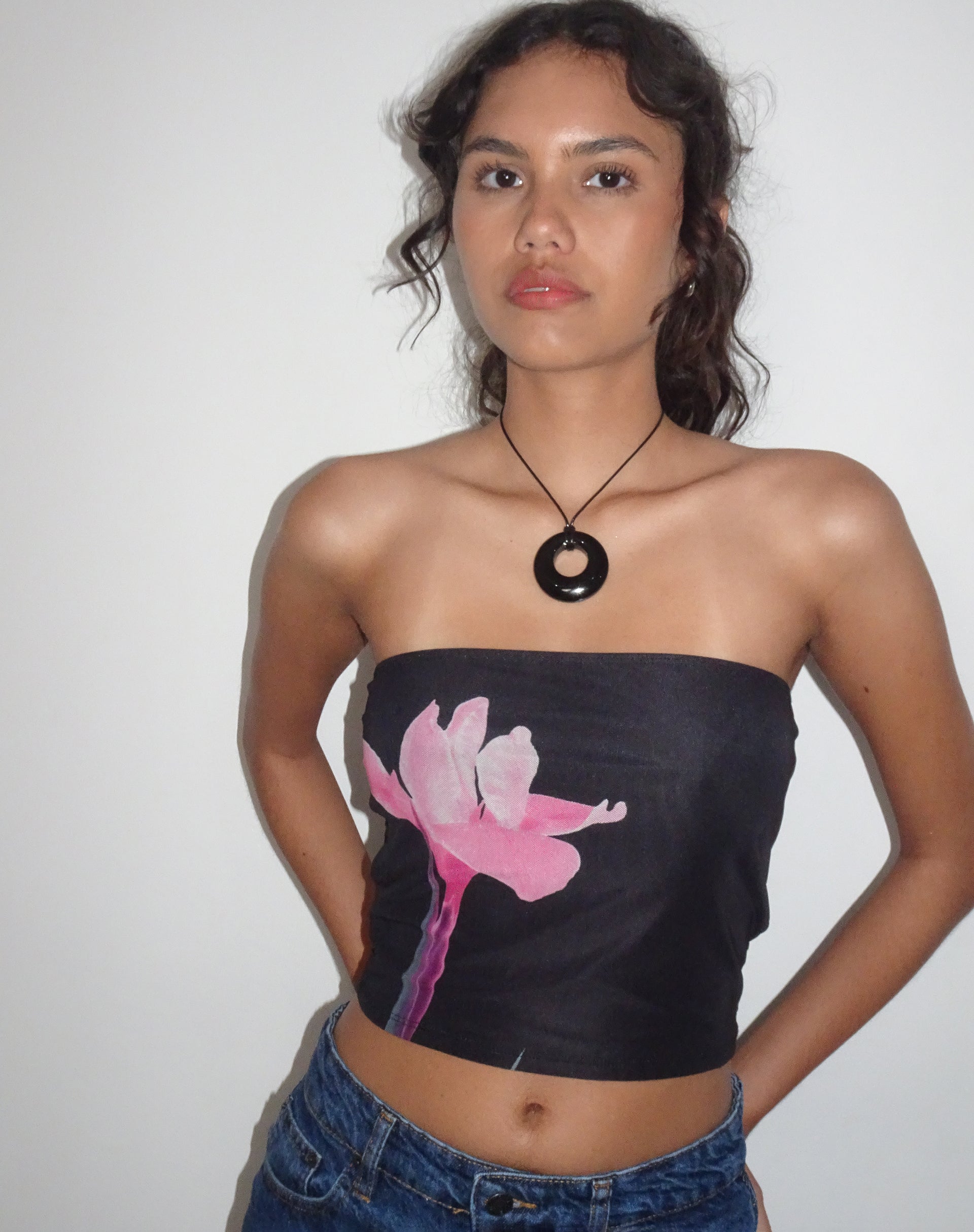 Imagen de Shae Bandeau Top Negro con Flor Rosa