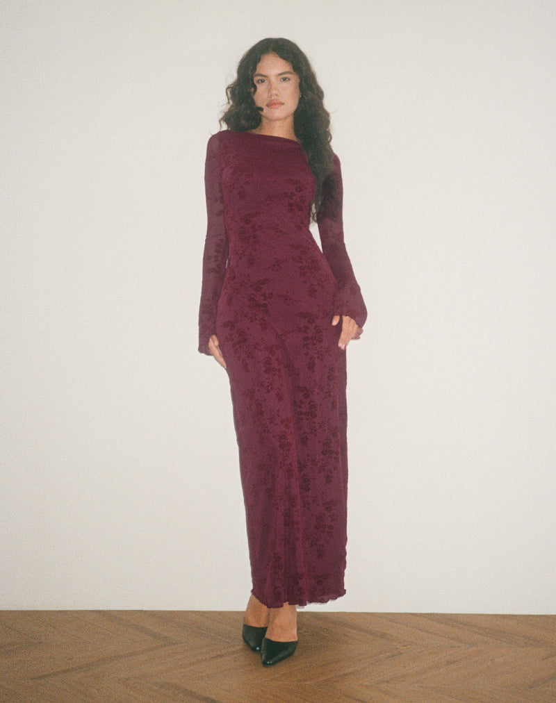 Imagen del vestido Shaleed en flor botánica Granate