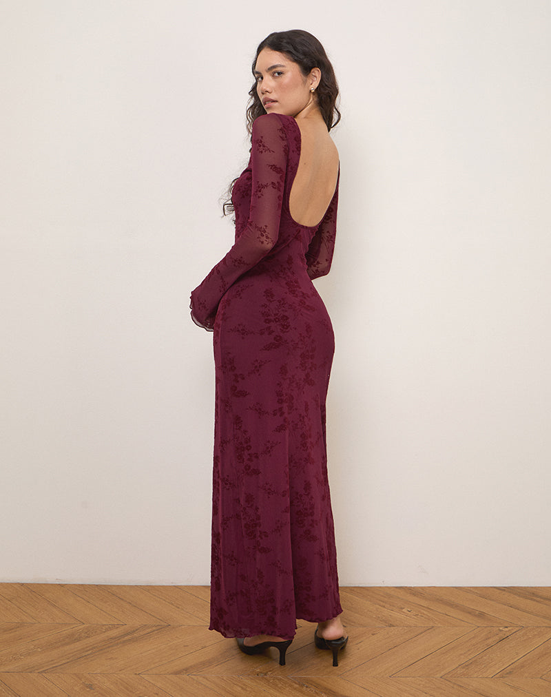 Imagen del vestido Shaleed en flor botánica Granate