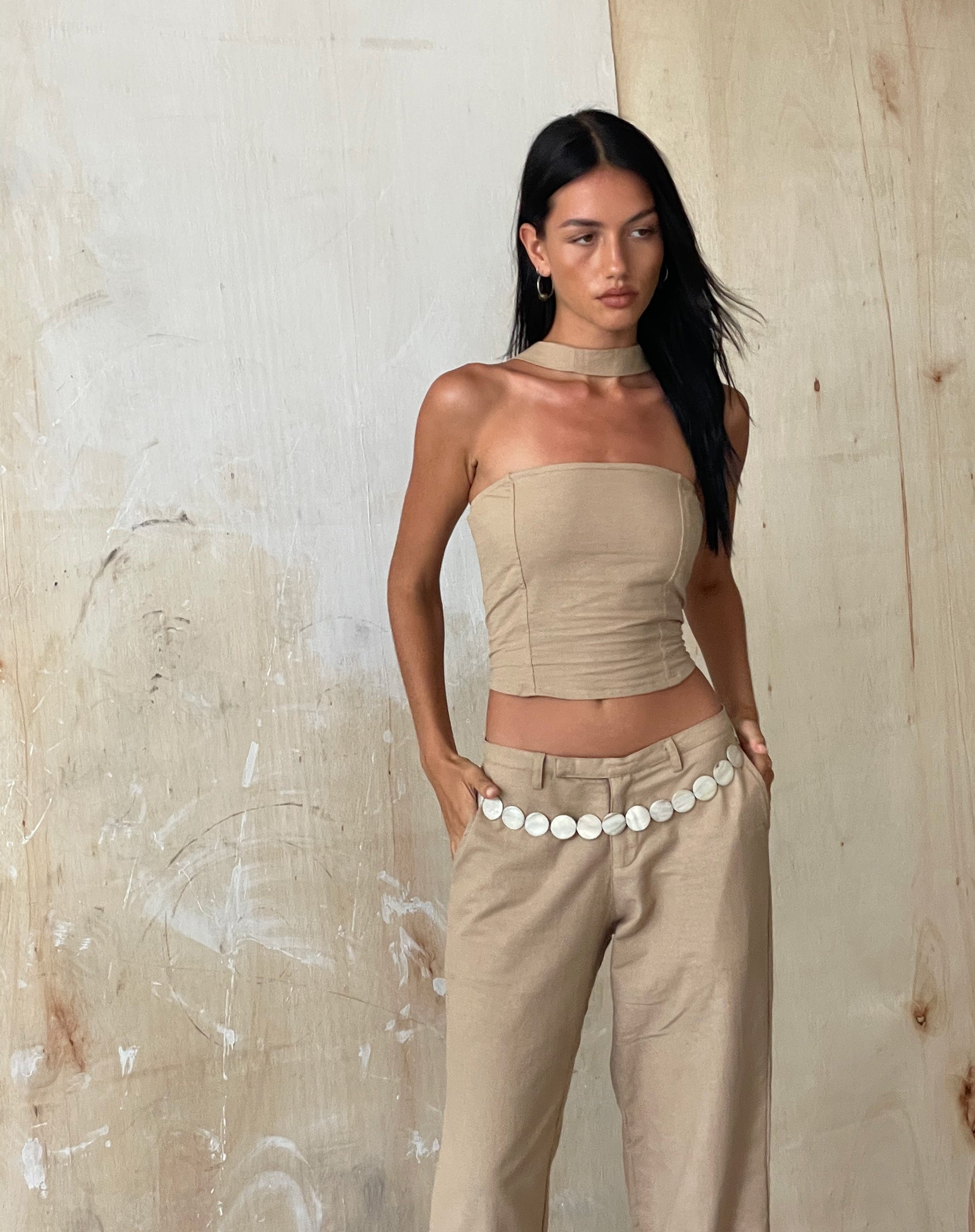 Imagen del conjunto MOTEL X JACQUIE Shaloe Bandeau Top and Scarf en Topo claro