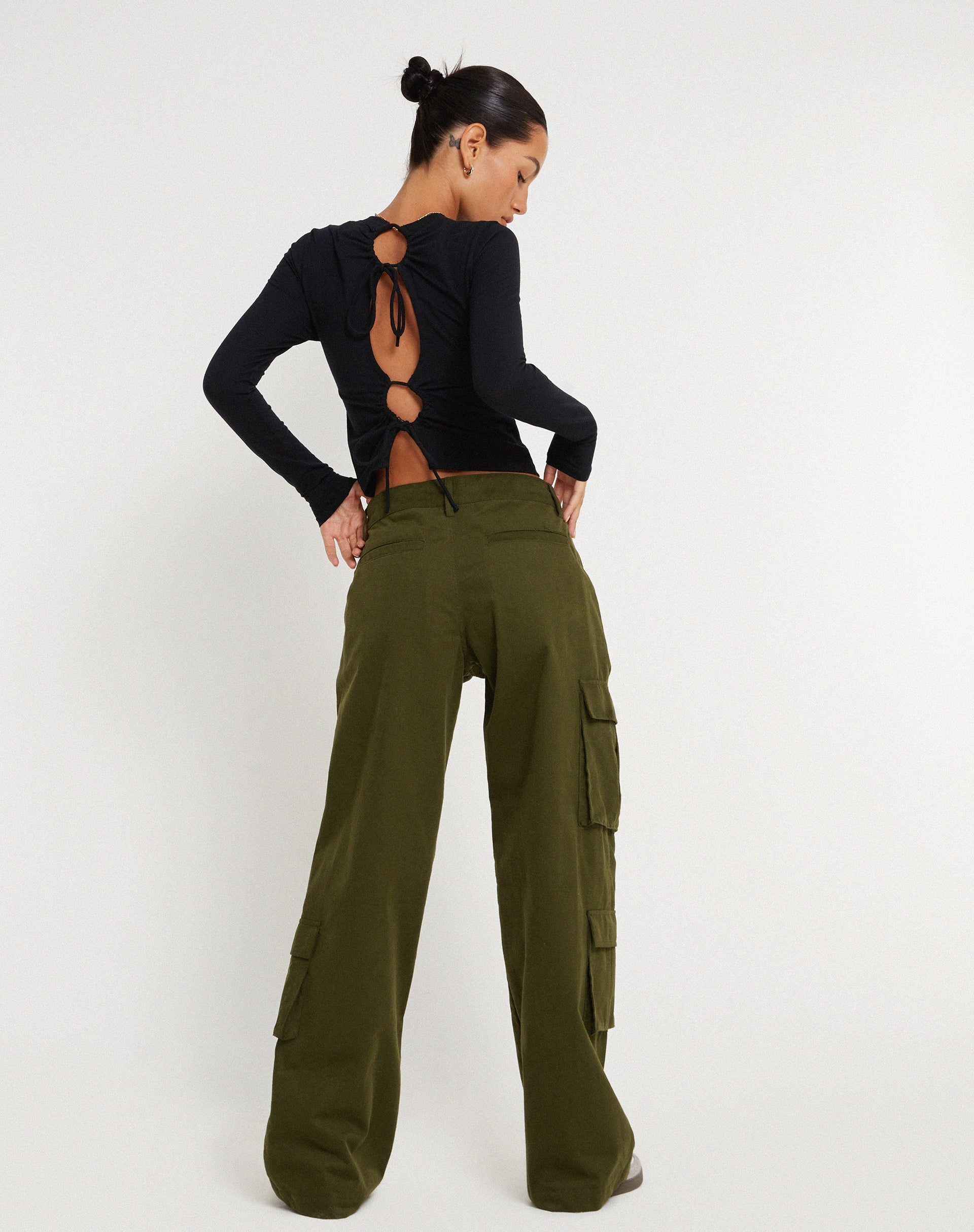 Pantalón Shan de pata ancha en verde oliva oscuro
