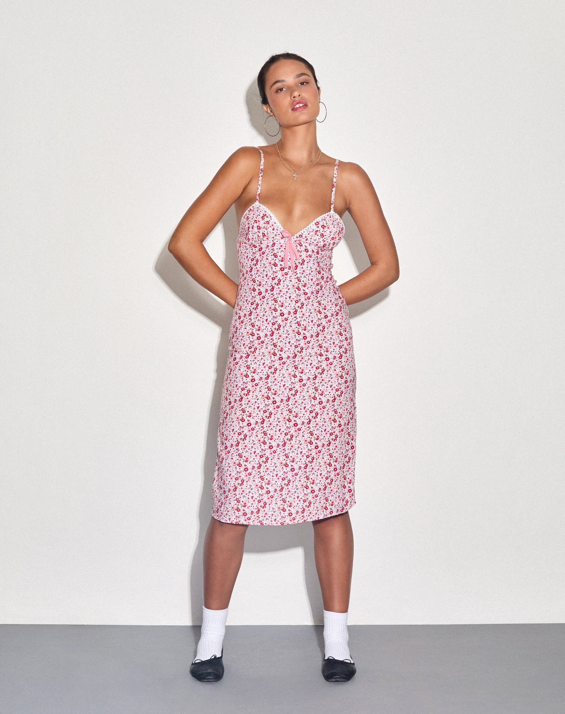 Imagen del vestido Sharon Midi Dress in Blush Red Ditsy Floral