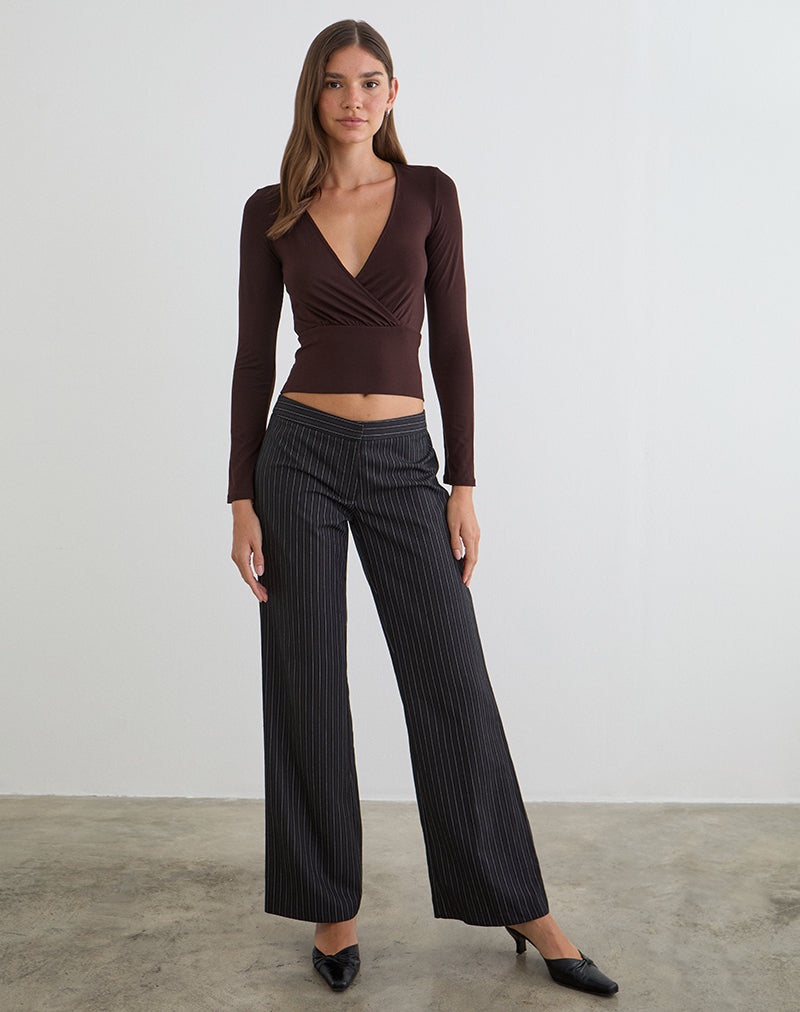 Imagen de la camiseta de manga larga Sheon en jersey de rayón color chocolate amargo.