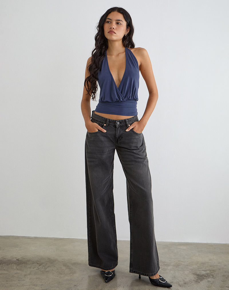 Imagen del top con cuello halter Sherlyn en cupro azul marino.