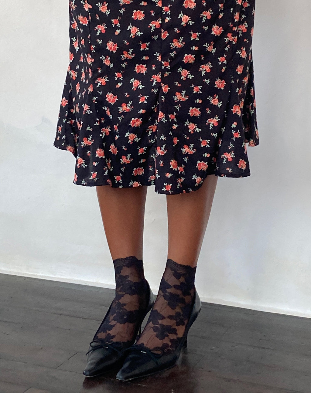 Sima Falda Midi Rosa Flotante Negra