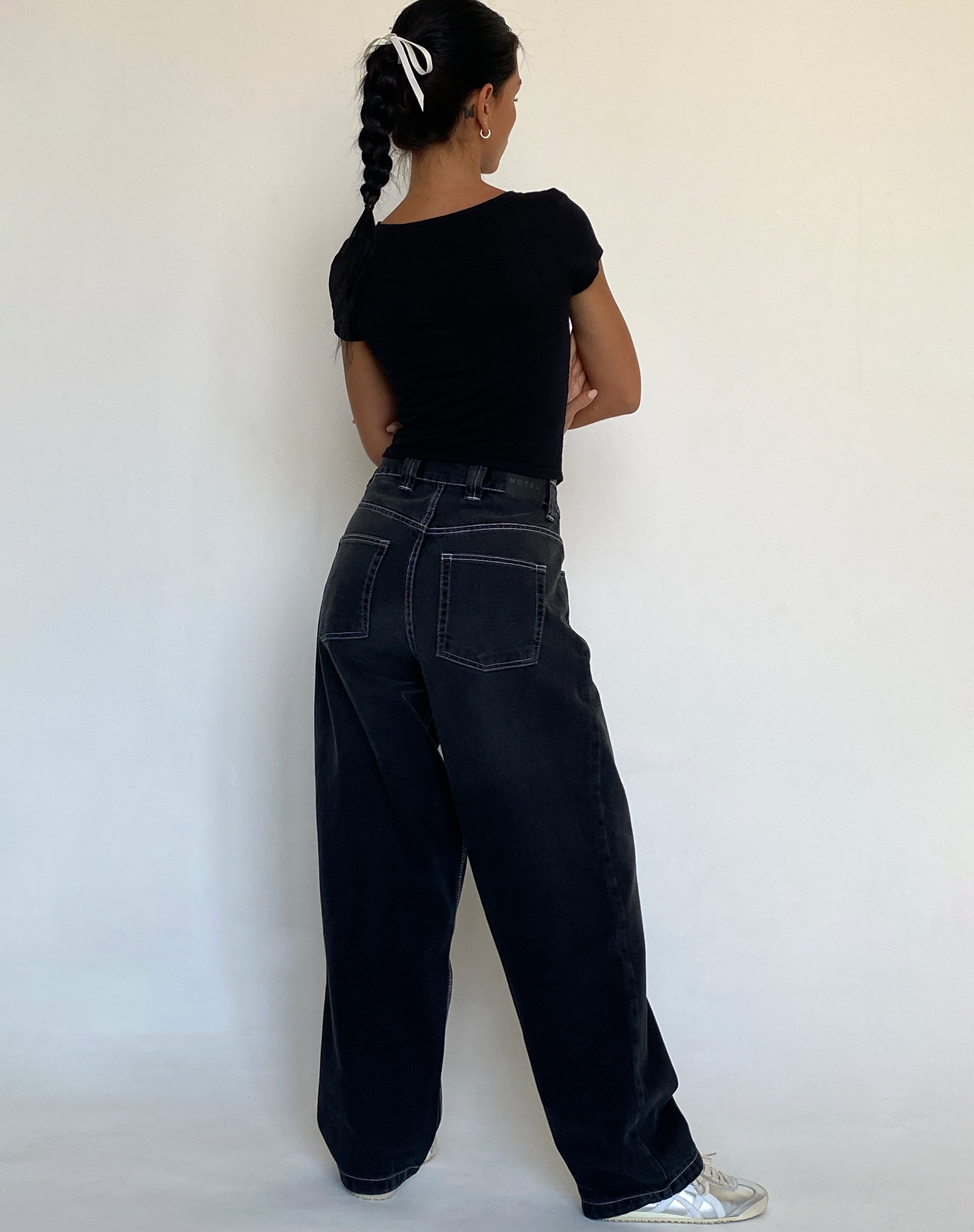 Imagen de Skater Low Rise Jean en negro vintage con puntada superior blanca