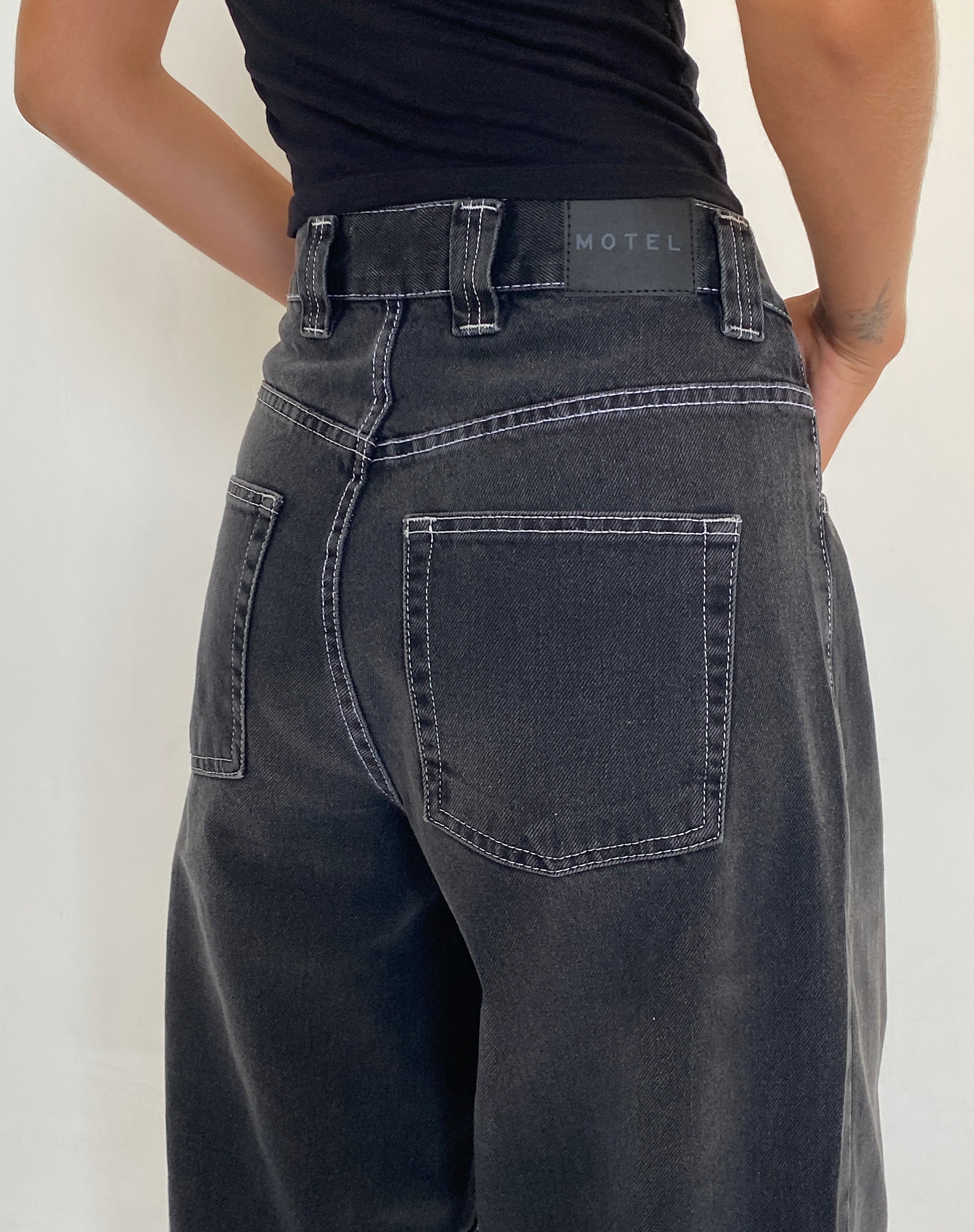 Imagen de Skater Low Rise Jean en negro vintage con puntada superior blanca