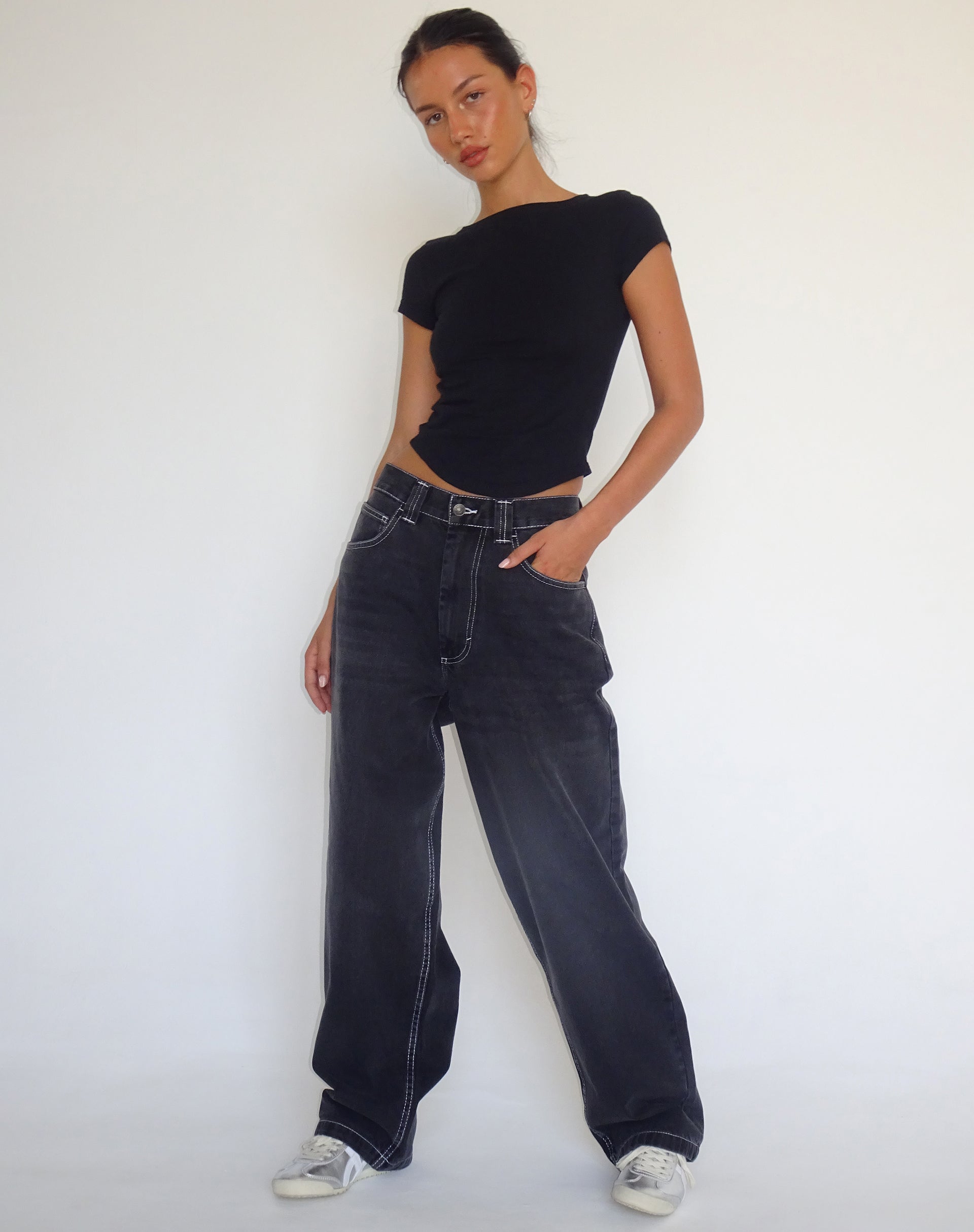 Imagen de Skater Low Rise Jean en negro vintage con puntada superior blanca