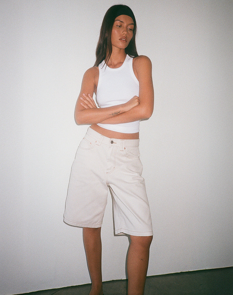 Pantalón corto skater de tiro bajo en blanco roto