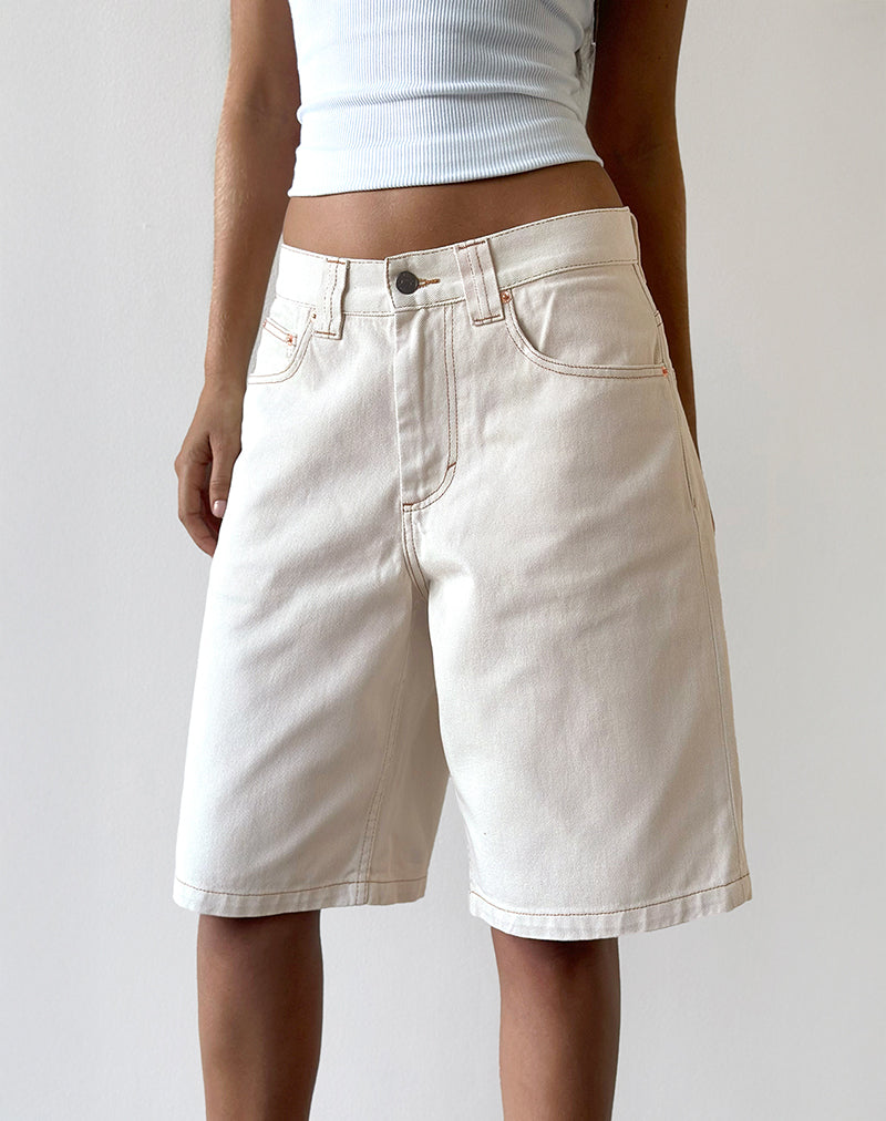 Pantalón corto skater de tiro bajo en blanco roto