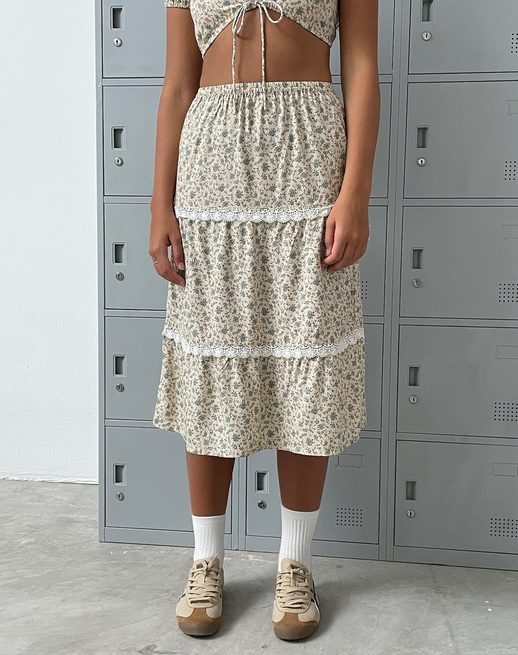 Maxce Falda Midi de Talle Bajo en Azul Antiguo y Floral Marfil