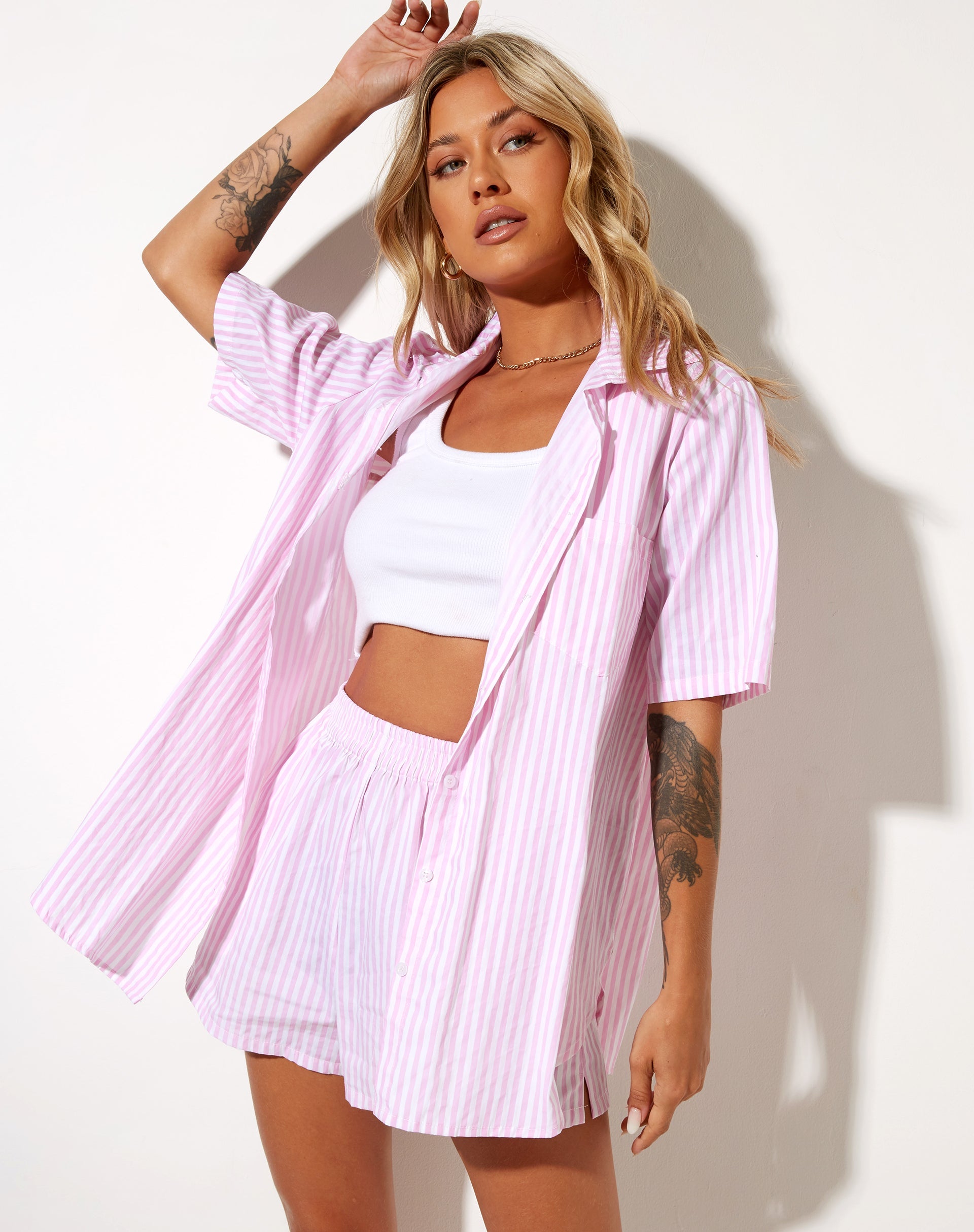Imagen de la camisa Smith de manga corta a rayas verticales rosa y blanca