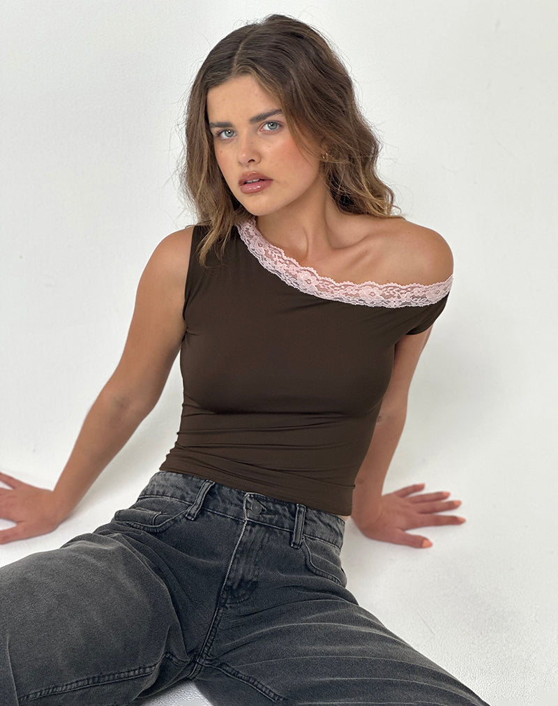 Soleh Top de un hombro en Slinky marrón con encaje rosa