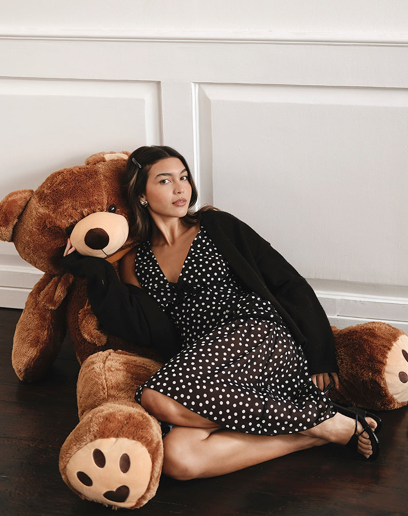 Imagen del vestido midi Sovira en gasa negra con estampado de lunares pequeños.